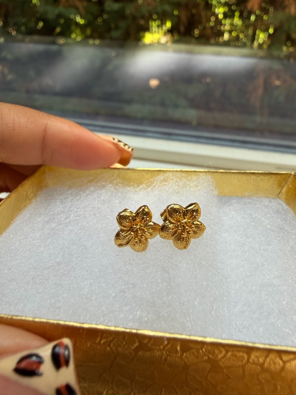 ✨ 24K Gold Flower Stud Earrings | Dainty Floral Jewelry | Everyday Cute Earrings - Picture 2 of 4